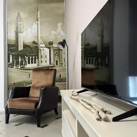 Center House Apartment *